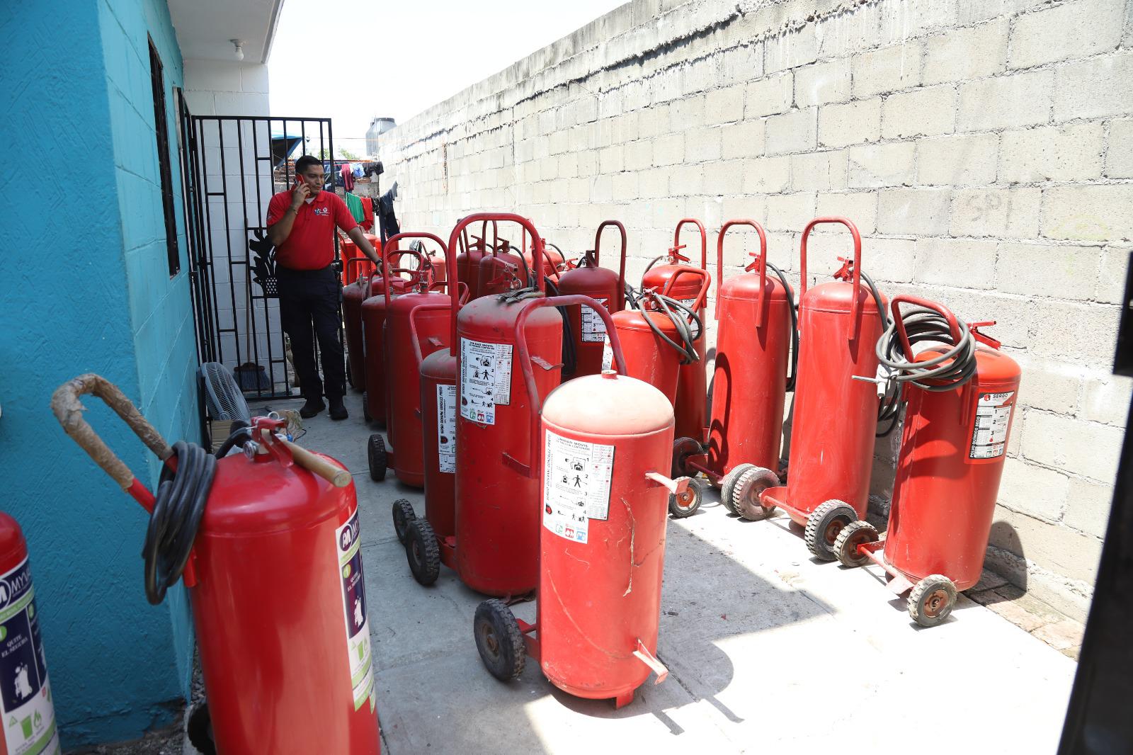 $!Válvula de extintor sale disparada y daña auto estacionado en Villas del Rey en Mazatlán