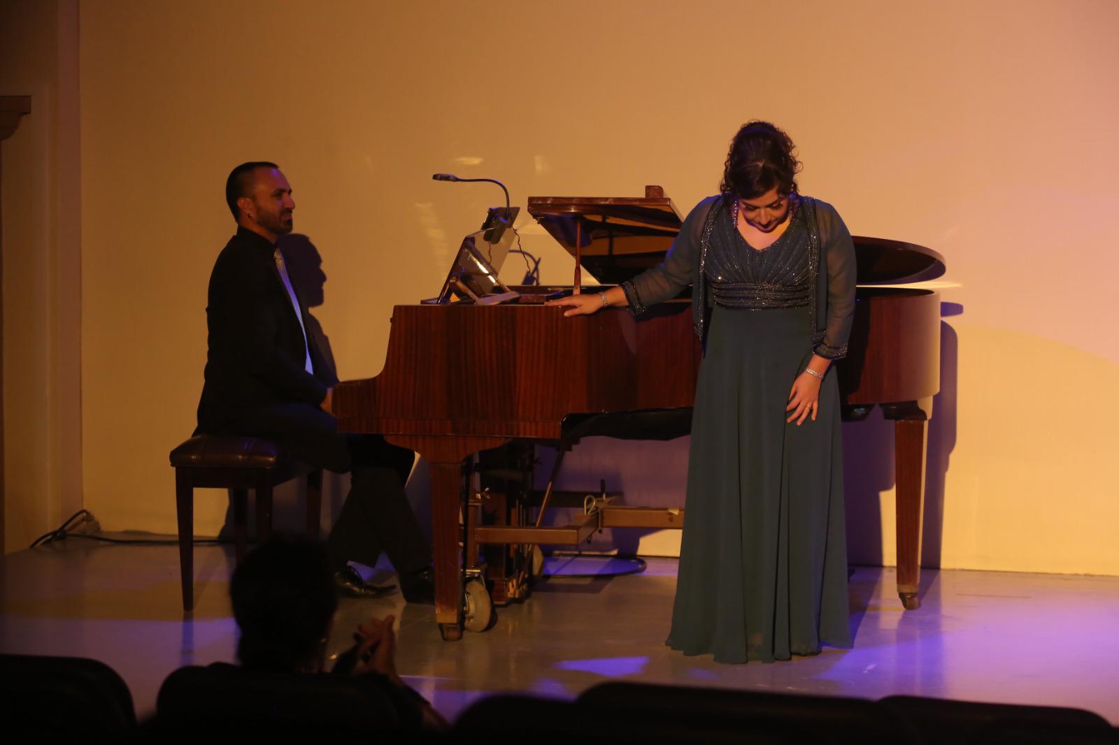 $!La oriunda de Los Mochis estuvo acompañada al piano por Rodrigo Llizaliturri.