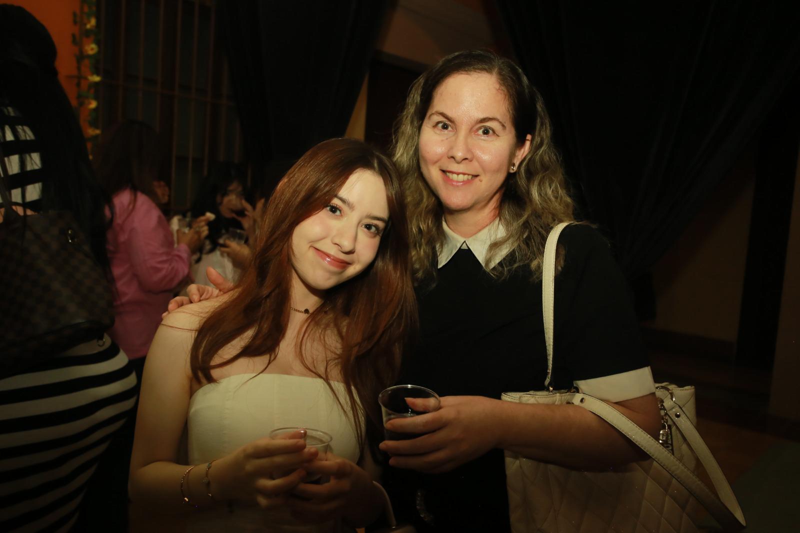 $!Carolina Camacho junto a su mamá, Mariana Lizárraga.