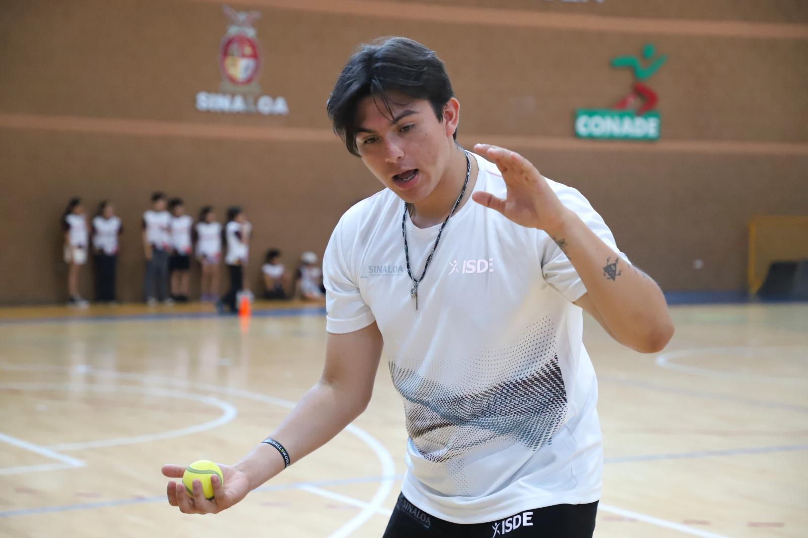 $!Comparten medallista de Olimpiada Nacional sus conocimientos en Beisbol 5