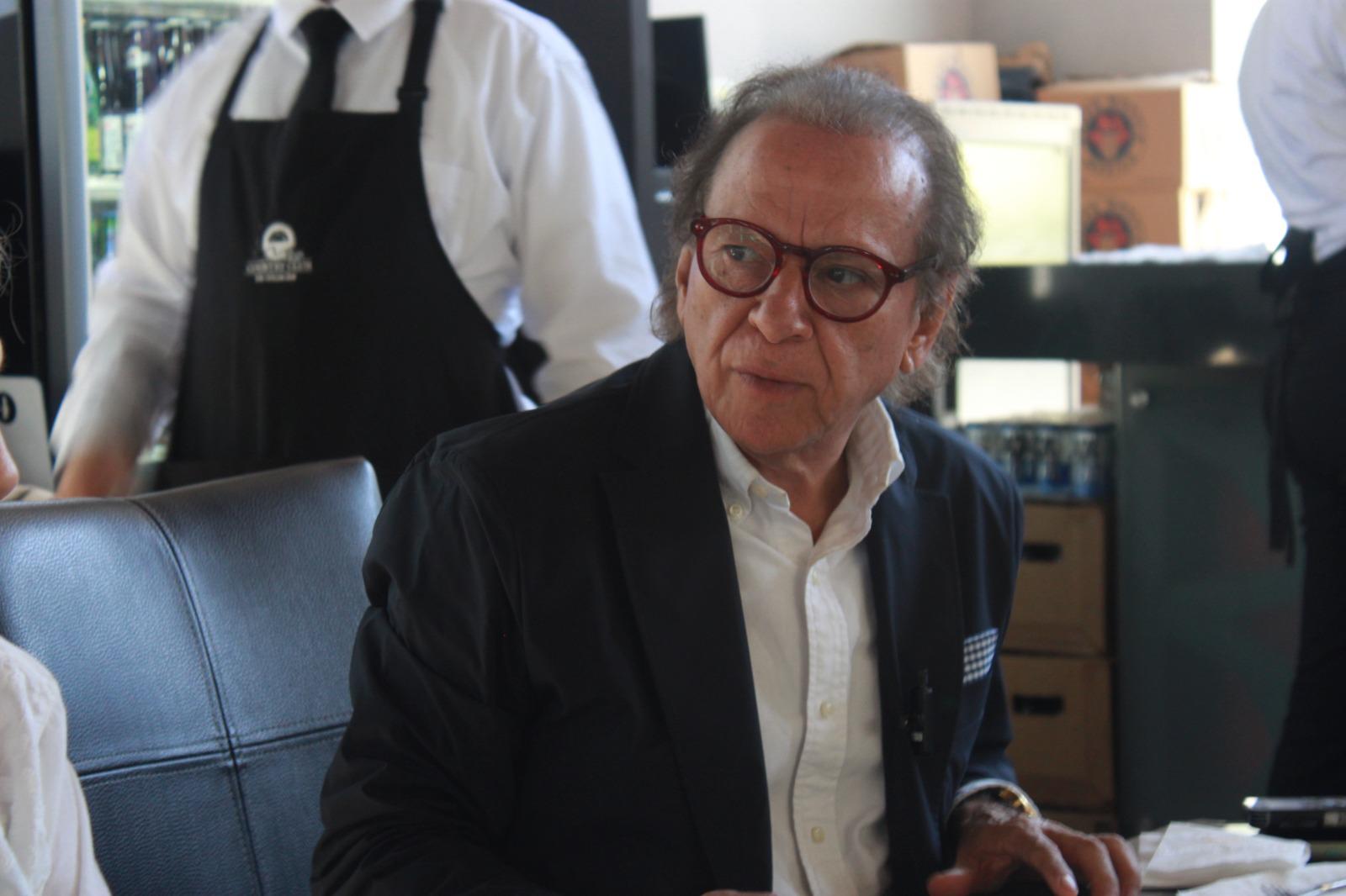 $!El notario Rubén Elías Gil Leyva certifica a los ganadores de esta nueva edición.