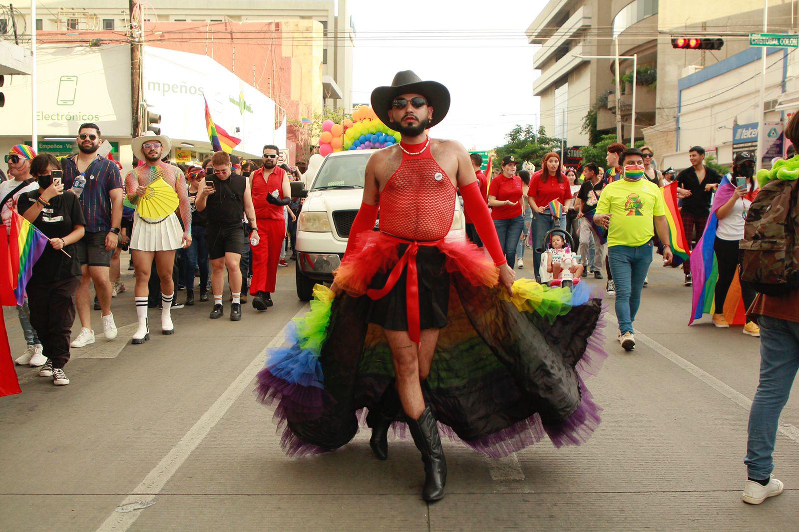 $!Exigen justicia por 21 crímenes de odio en Marcha de la Diversidad en Culiacán
