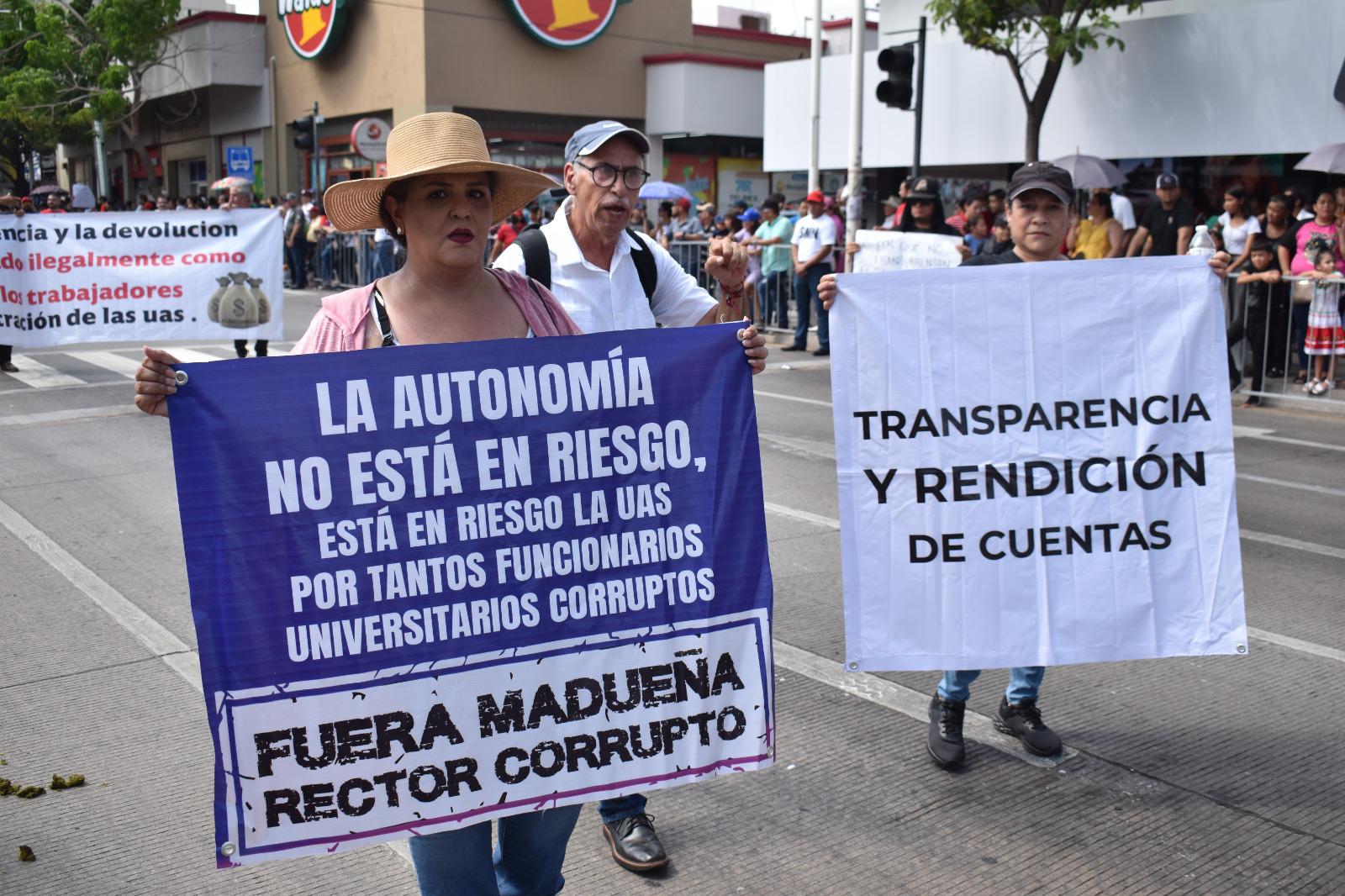 $!Protestan contra Rector de la UAS durante desfile de la Independencia en Culiacán