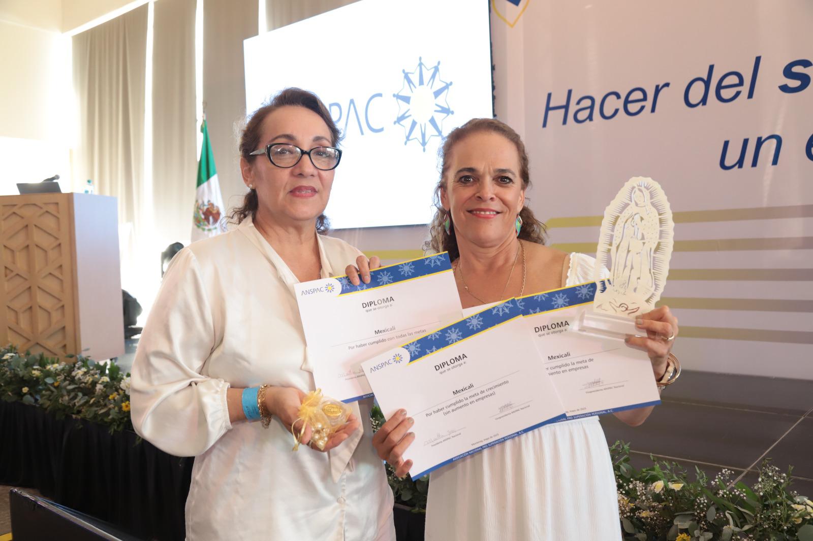 $!Lucinda López y Carina Landeros, de la sede de Mexicali, con sus diplomas por haber cumplido con todas sus metas.