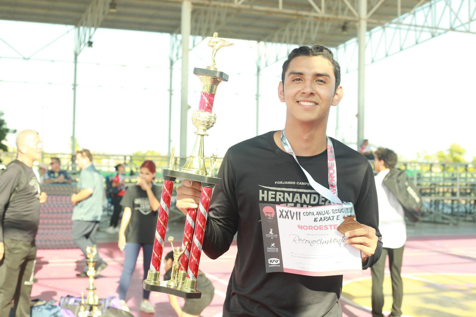 $!Juan Luis Hernández muestra su trofeo de Campeón de campeones.