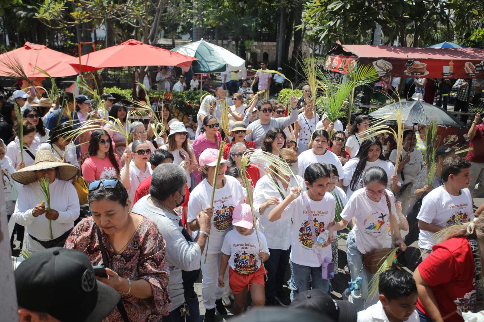 $!Realizan jóvenes del Pajuma procesión del Domingo de Ramos, en Mazatlán