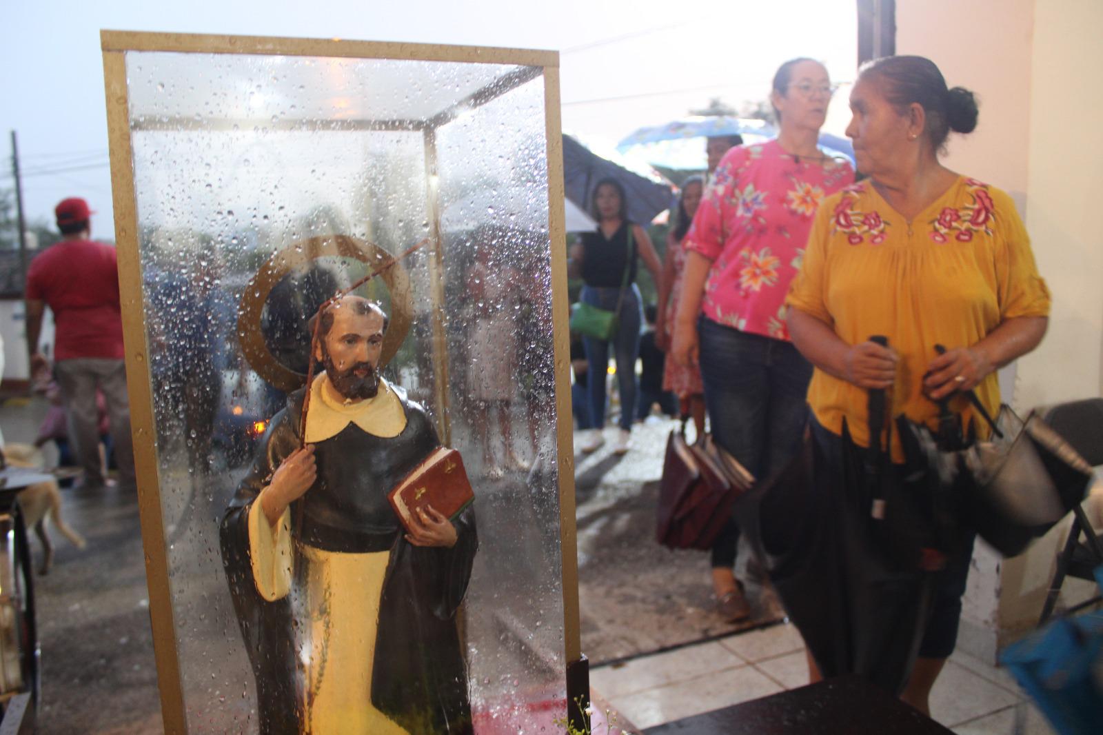 $!Lluvias no apagan el fervor por Santo Domingo de Guzmán en El Rosario