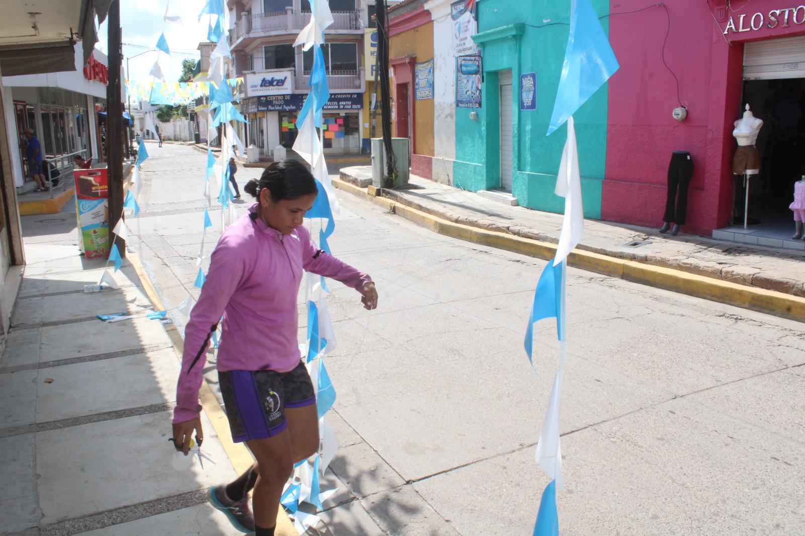 $!‘Chiquita’ decora desde hace 15 años con banderitas las fiestas de la Virgen del Rosario