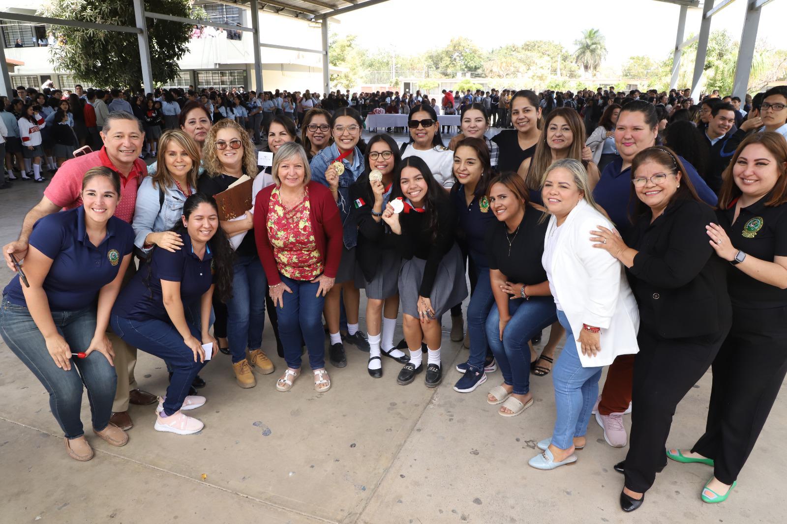 $!Reciben a alumnas de la Prepa Vasconcelos, ganadoras del oro en Túnez
