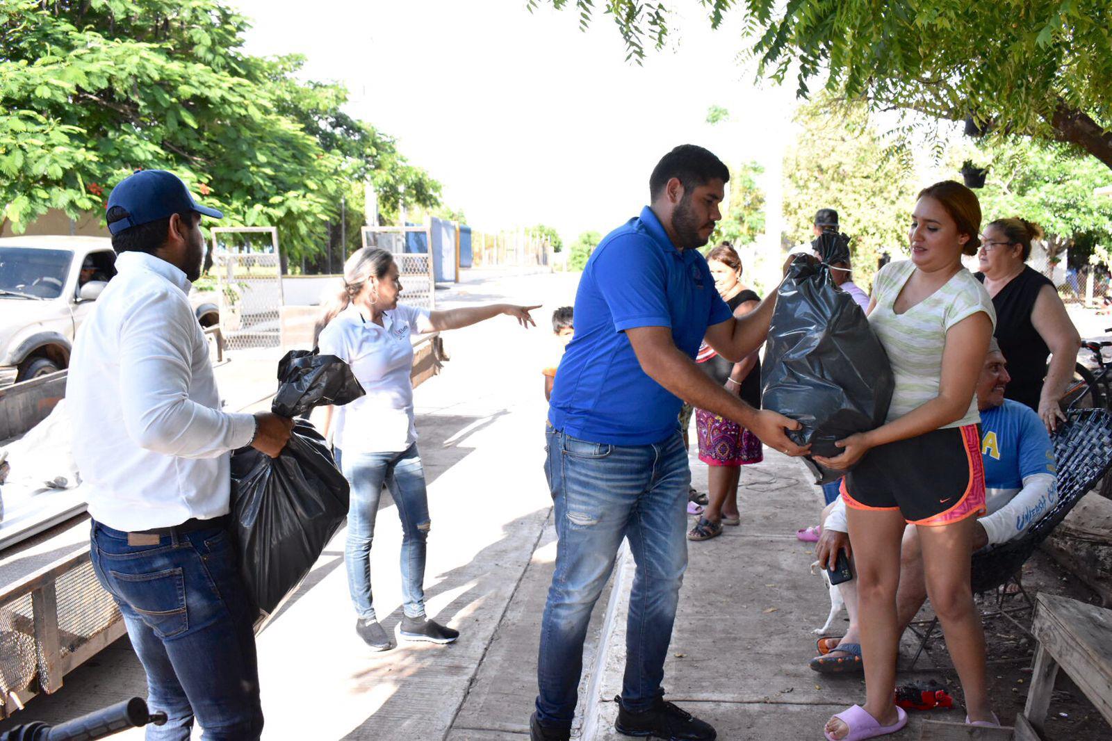$!Gobierno de Elota entrega apoyos a familias afectadas por lluvias del martes