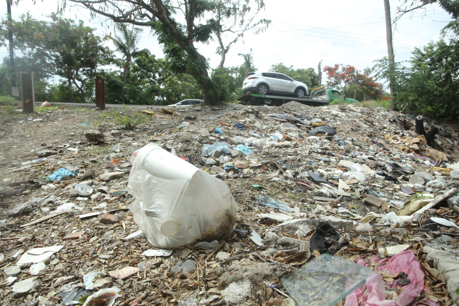 $!Acaban de limpiar y... ¡otra vez! están llenos de basura los márgenes del Estero del Infiernillo