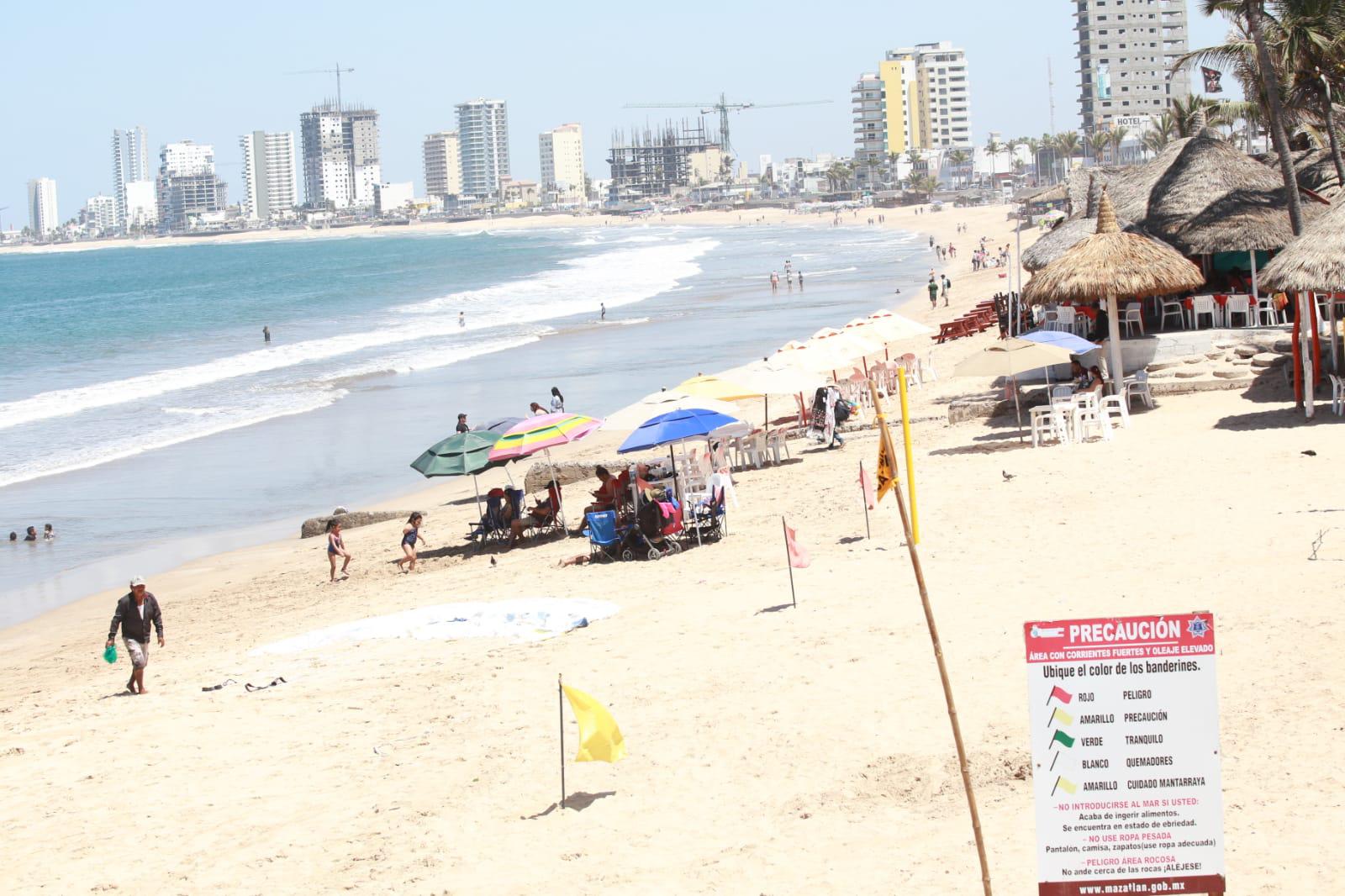 $!Tras mar de fondo, playas de Mazatlán lucen propicias para los visitantes