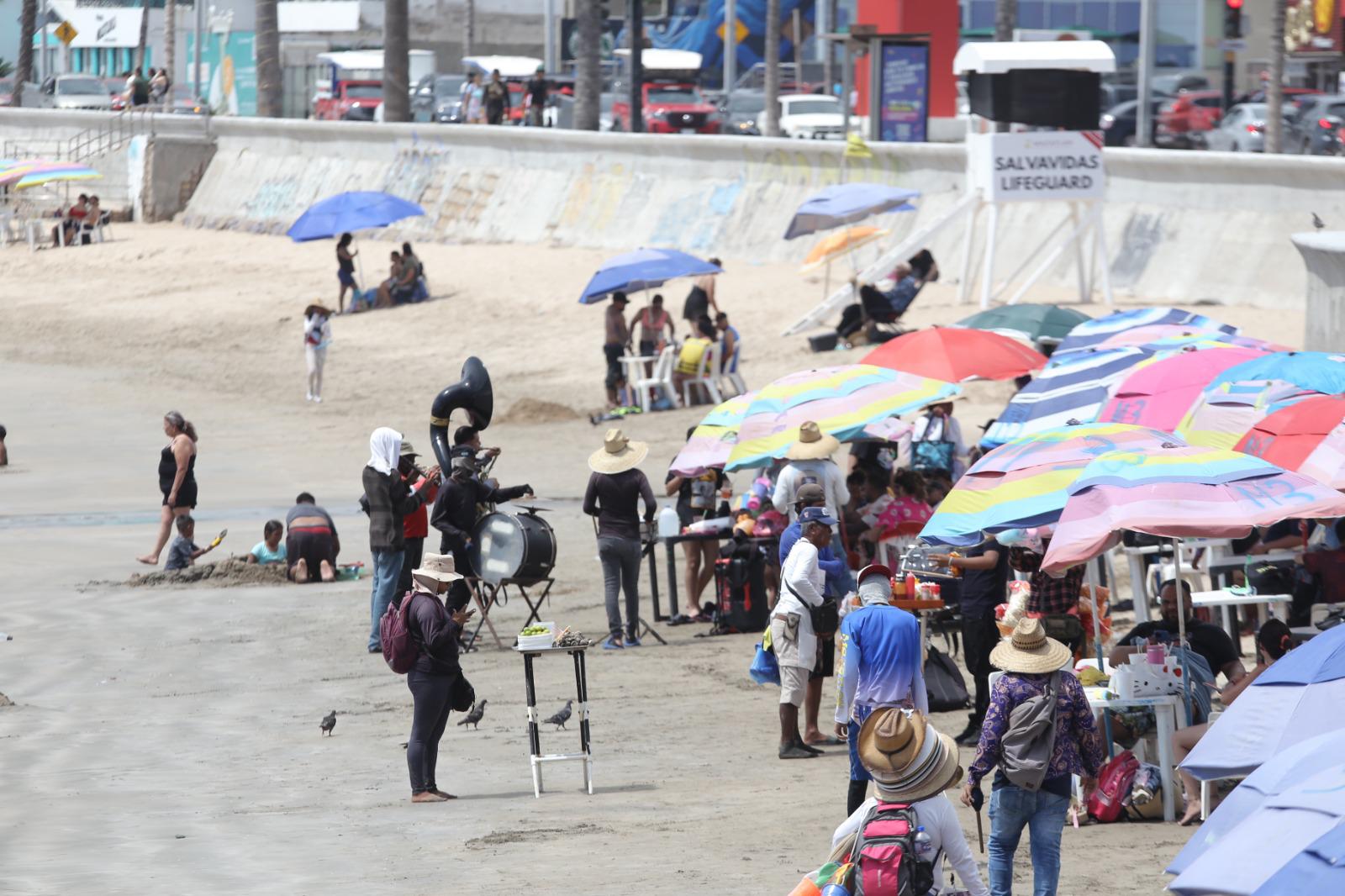 $!Playas de Mazatlán lucen con afluencia moderada este sábado de vacaciones de verano