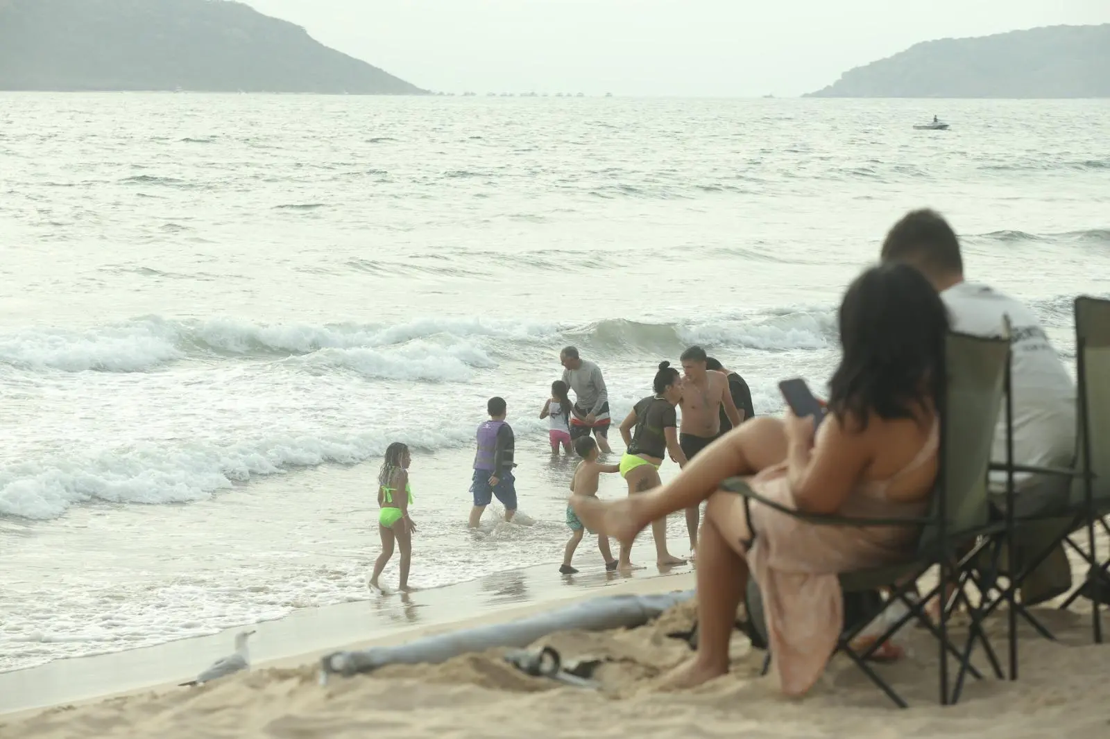 $!Playas de Mazatlán registran afluencia moderada en arranque de Semana Santa