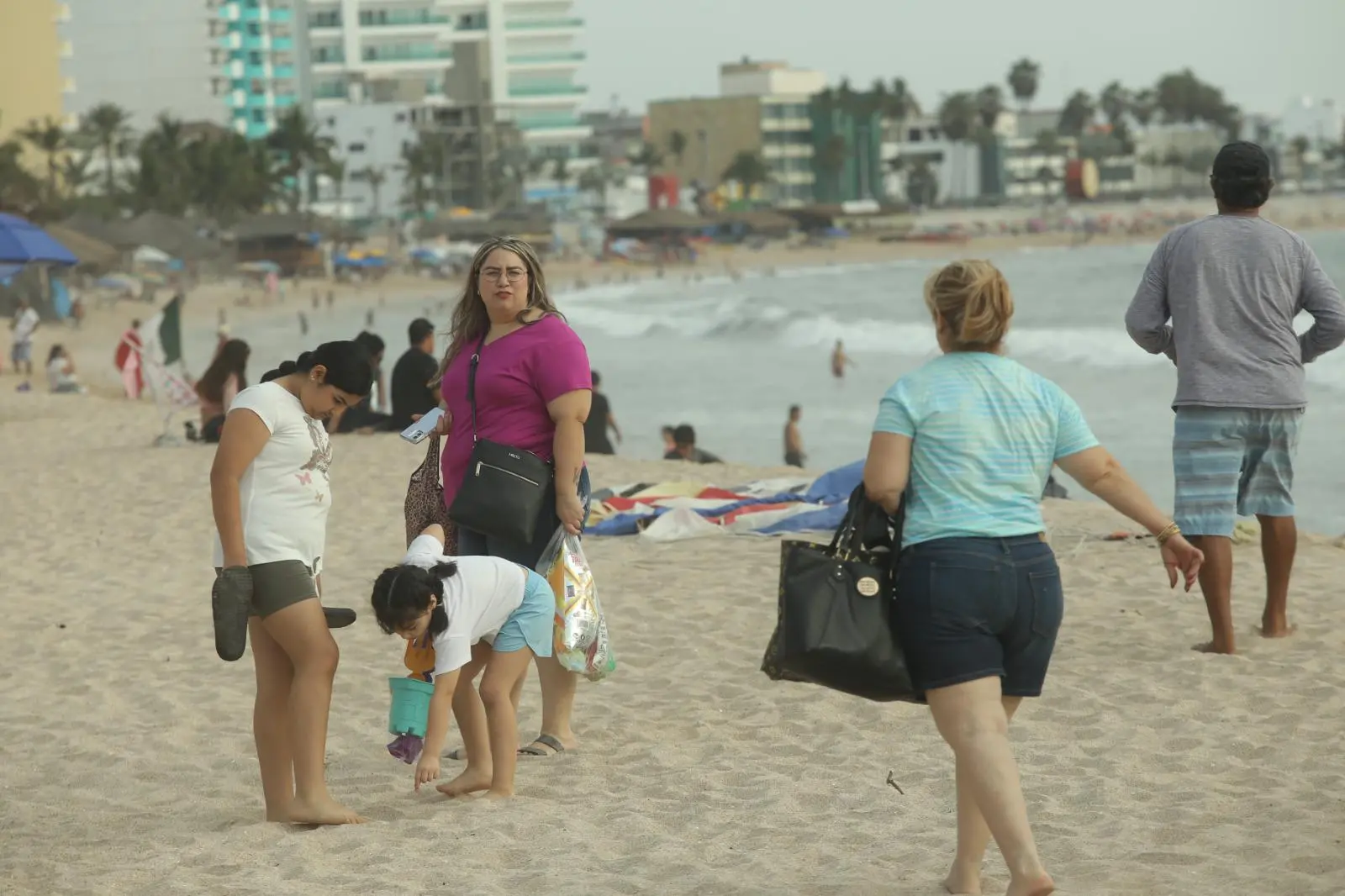 $!Playas de Mazatlán registran afluencia moderada en arranque de Semana Santa