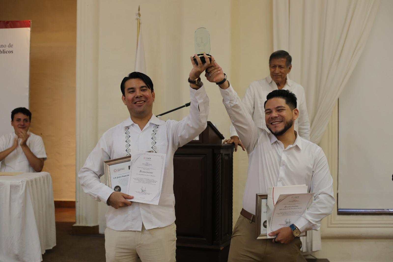 $!Abraham Valdés Lizárraga asume presidencia de Contadores Públicos de Sinaloa
