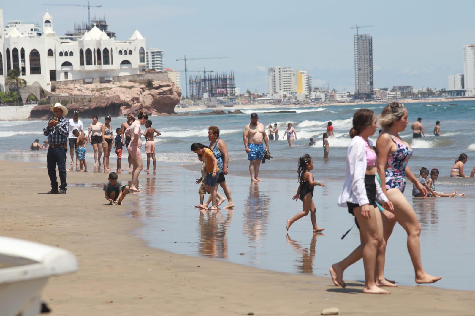 $!Después de la tormenta, bañistas regresan a las playas de Mazatlán