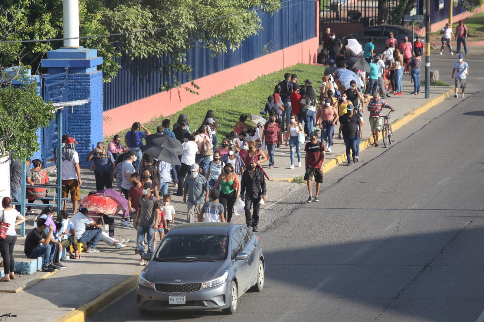 $!Se descontrola jornada de vacunación para rezagados en Mazatlán y cientos se aglomeran