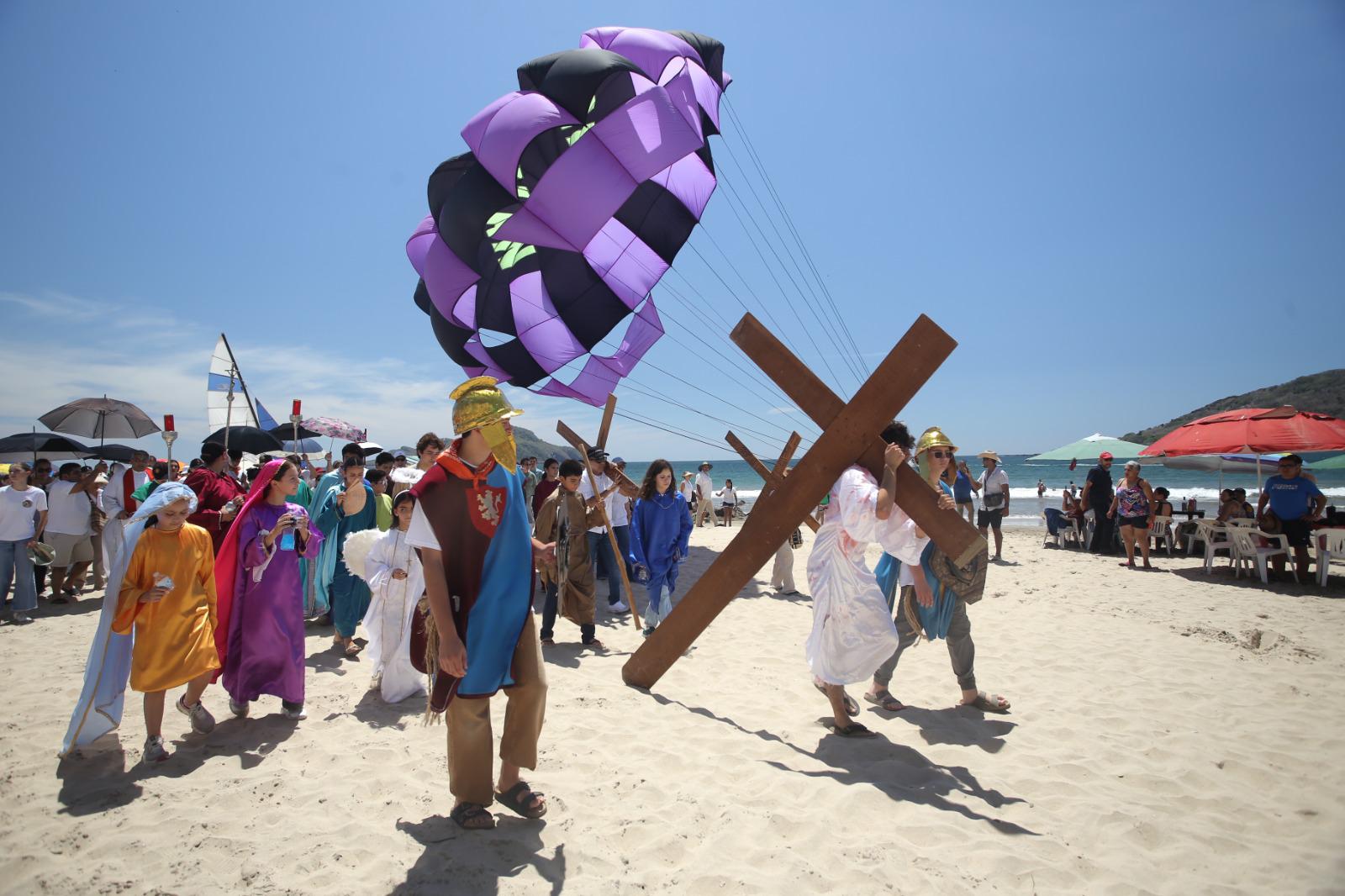 $!Viven con pasión fieles de San Judas el tradicional Viacrucis por la playa