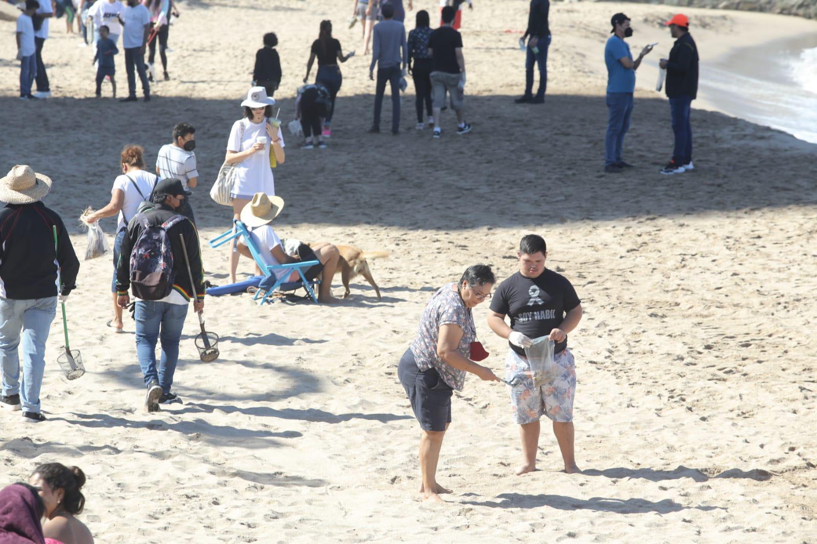 $!En Mazatlán, niños con discapacidad limpian las playas de Olas Altas