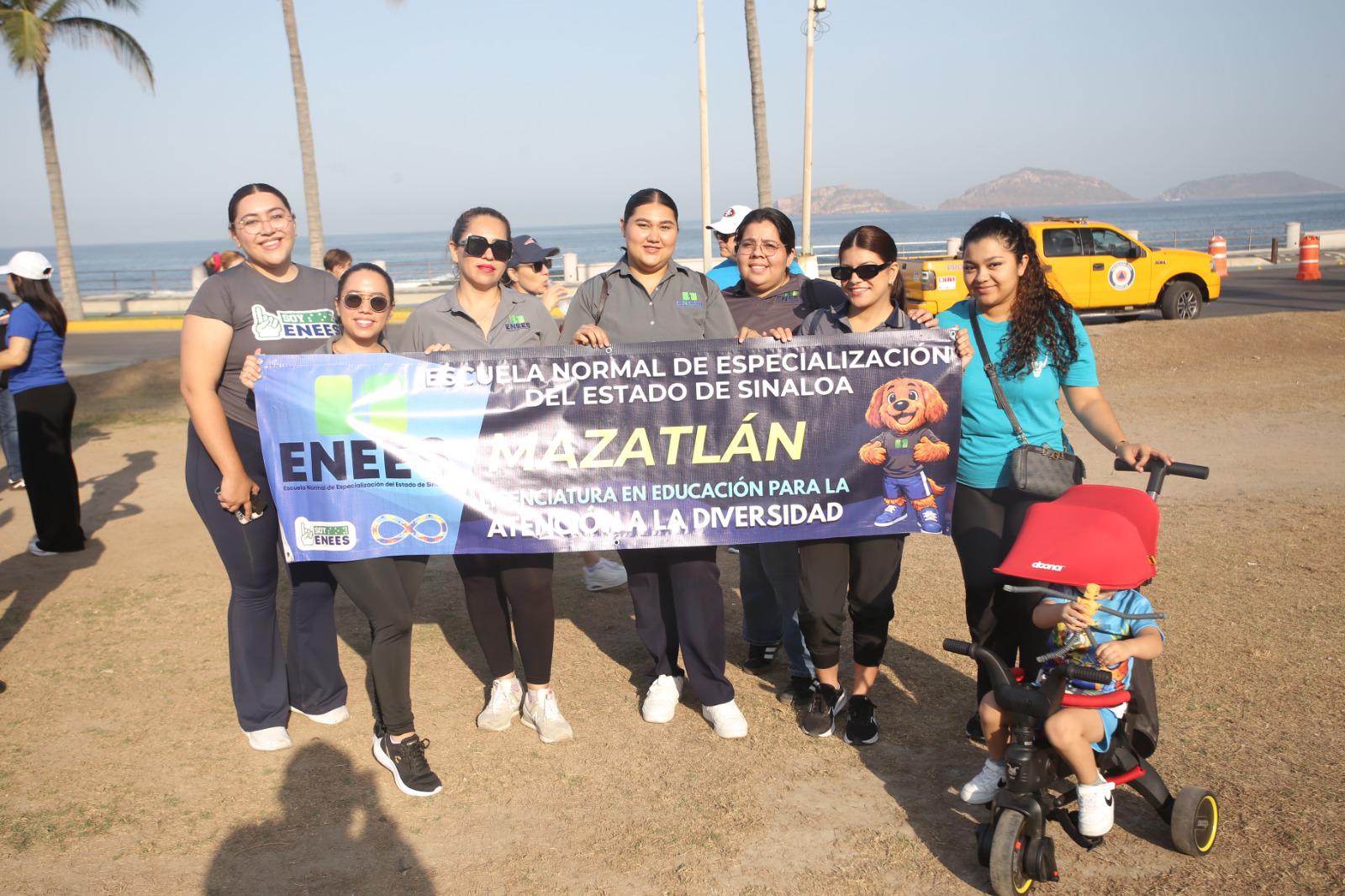 $!Maestras de la Escuela Normal de Especialización participan en la caminata por la inclusión en Mazatlán.