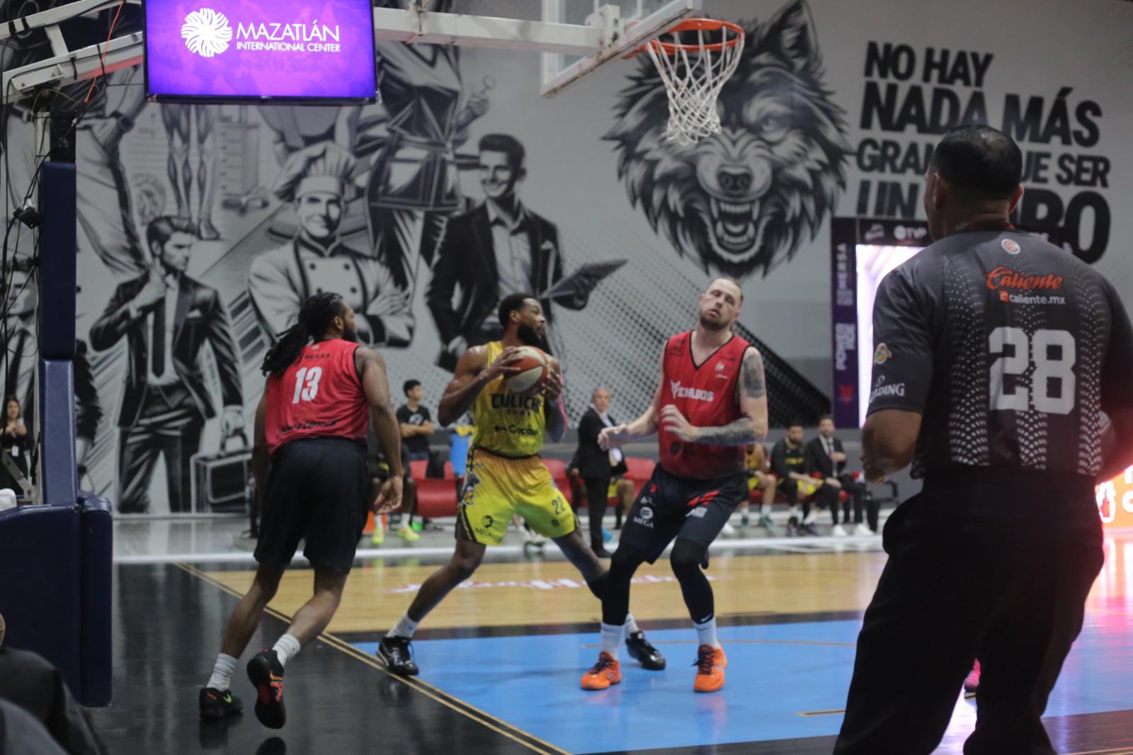 $!Caballeros de Culiacán barren a Venados Basketball con triunfo en Mazatlán