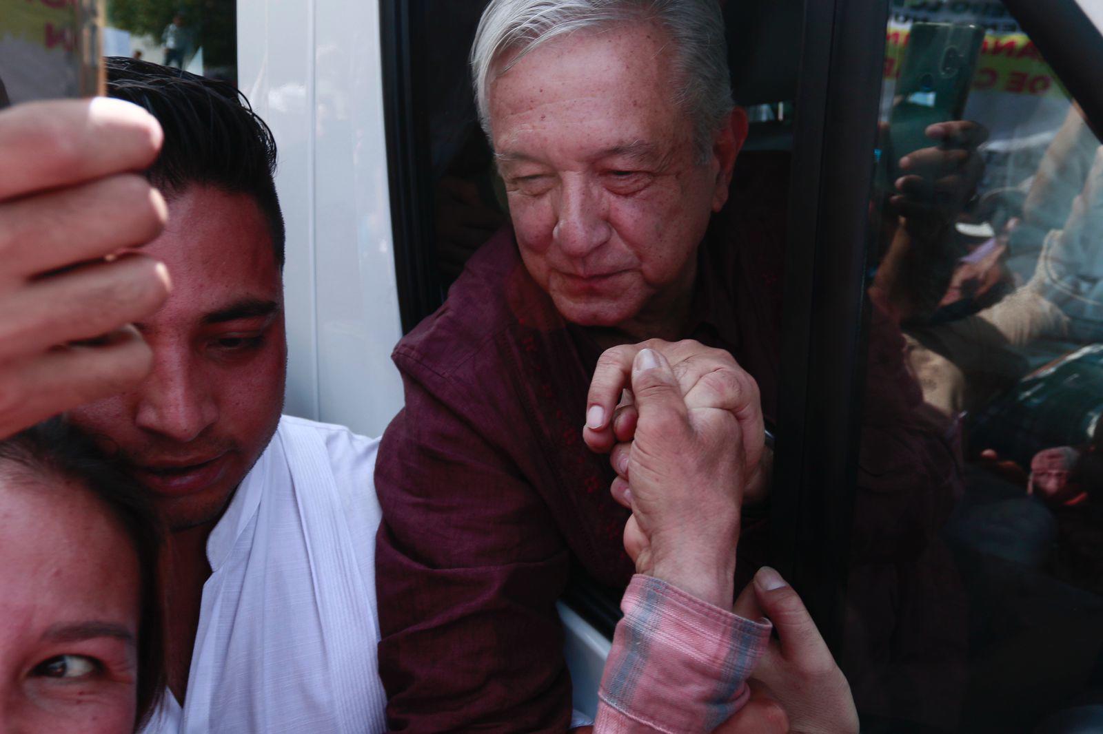 $!A puerta cerrada, AMLO se reúne con Servidores de la Nación en Culiacán