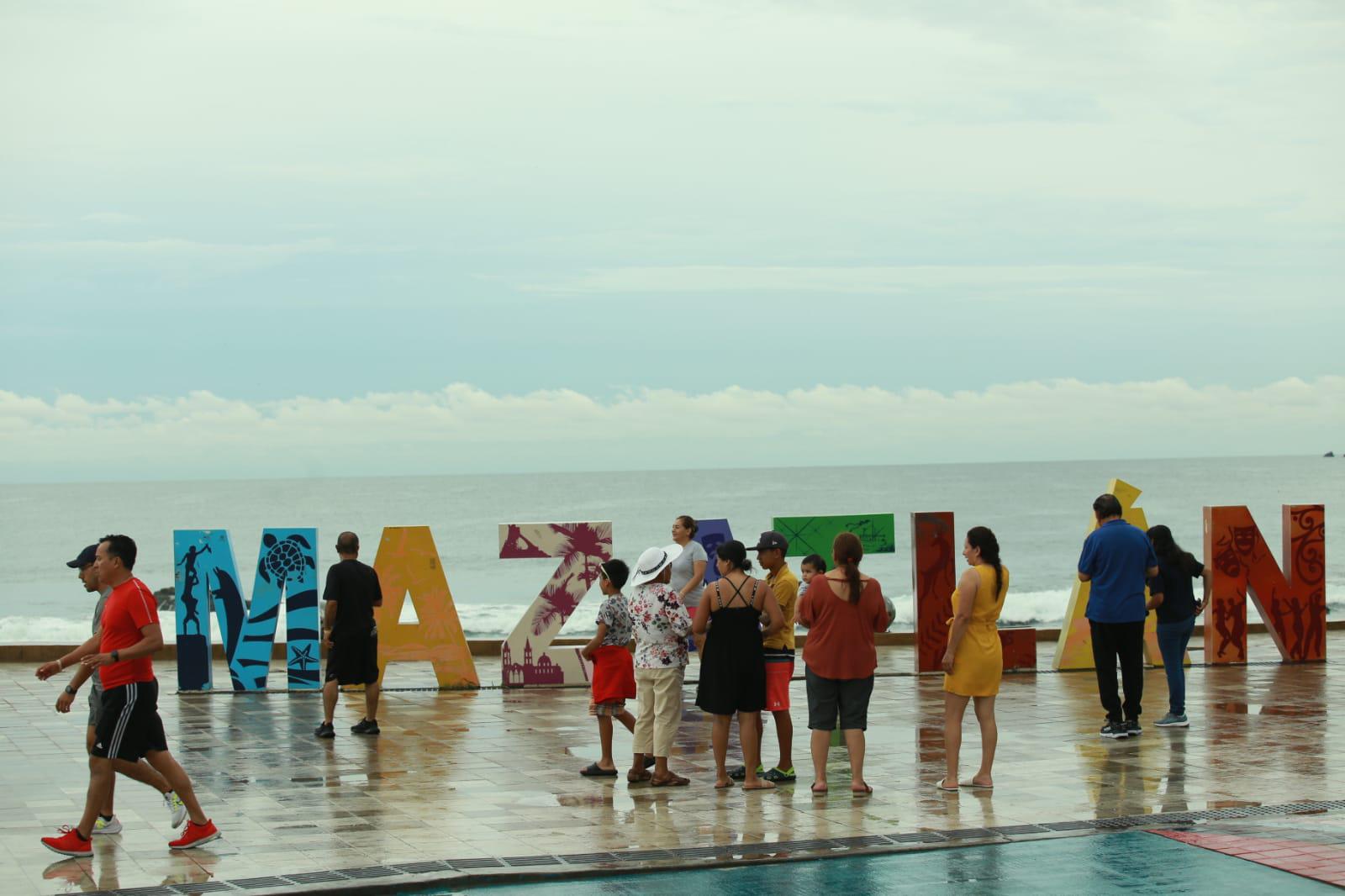 $!Registra Mazatlán una mañana lluviosa este martes