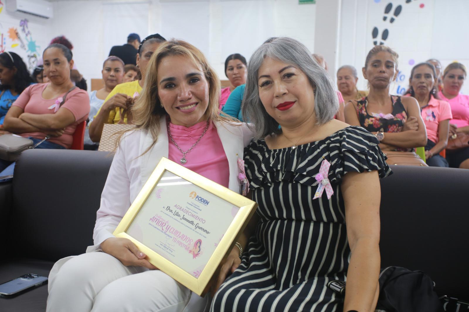 $!La ginecóloga Lilia Jeannette Guerrero junto a Irma Araceli Mondragón Calderón.