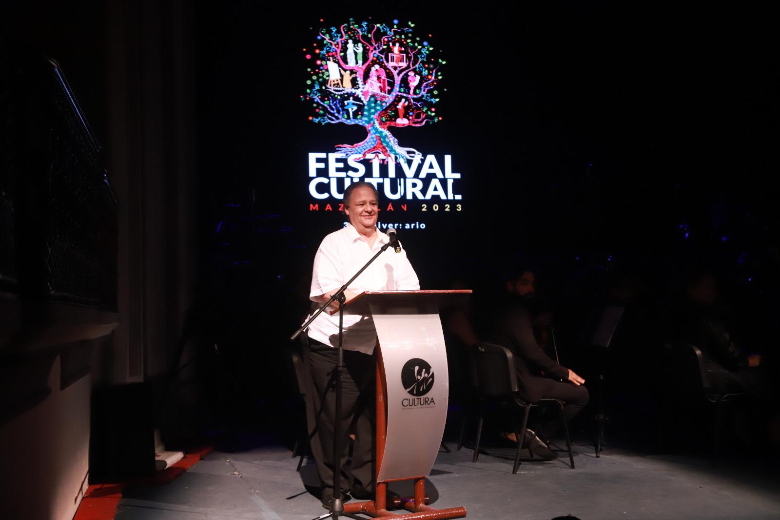 $!Raúl Rico, director del Instituto de Cultura de Mazatlán, da la bienvenida a los asistentes al Festival Cultural Mazatlán 2023.
