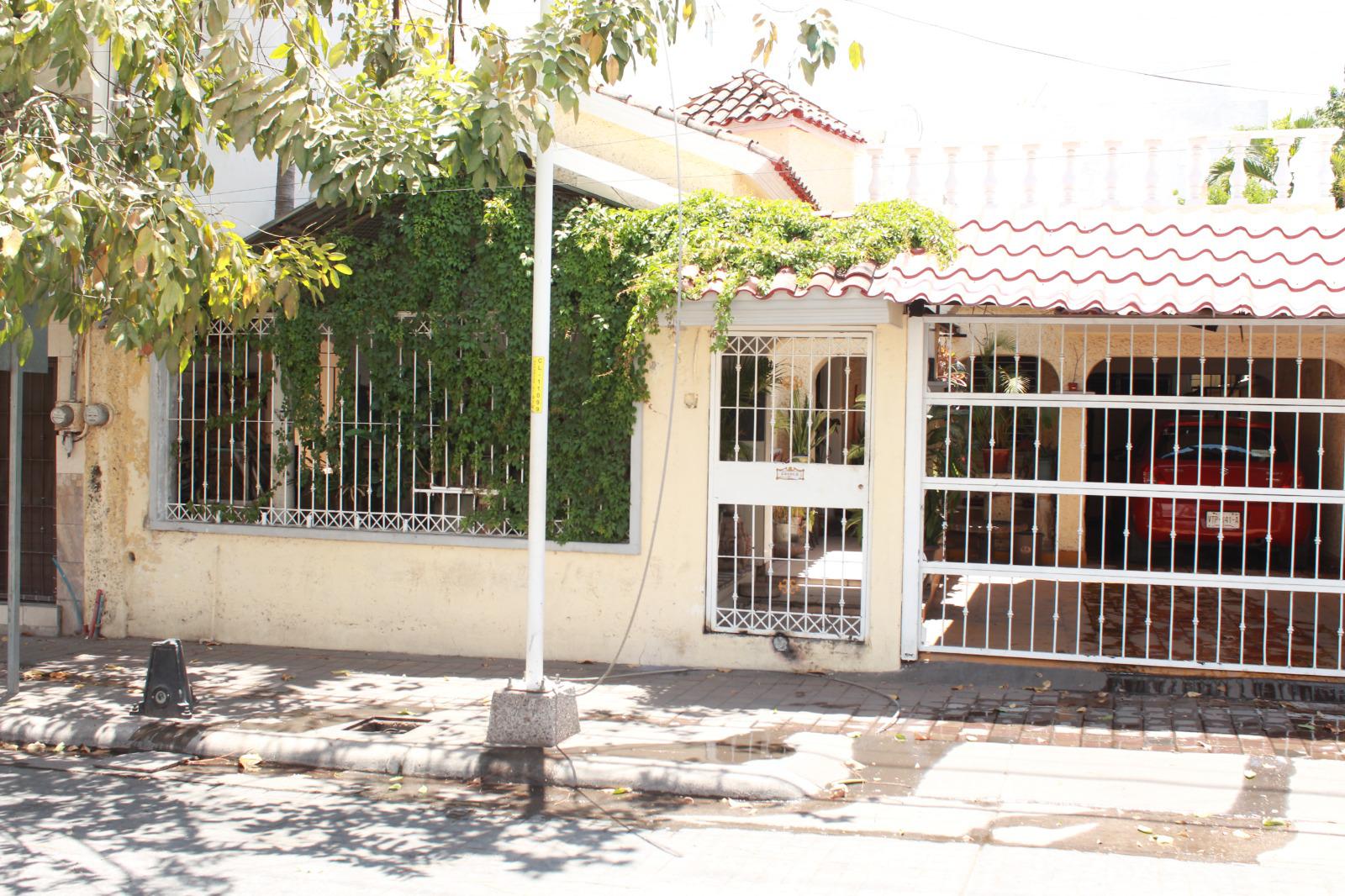 $!Cae cable de alta tensión en su casa y daña tuberías, aparatos y electricidad, exigen a CFE pague daños