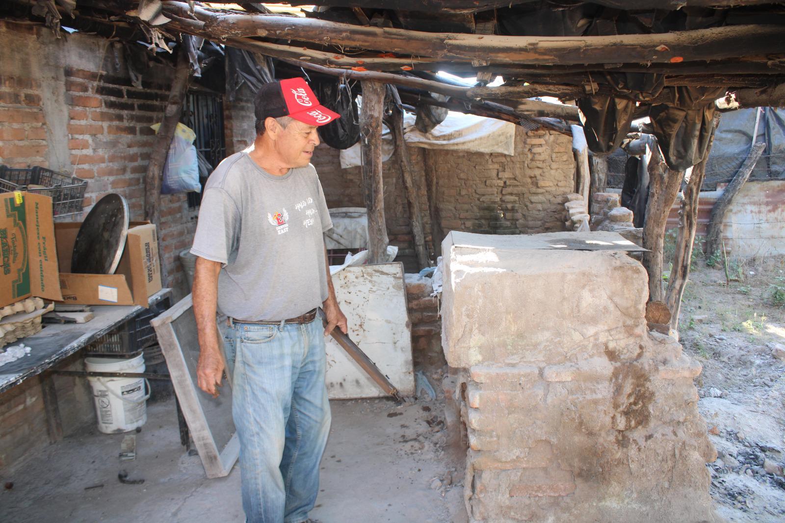 $!Manuel mantiene viva la elaboración artesanal de pinole en Cacalotán, Rosario