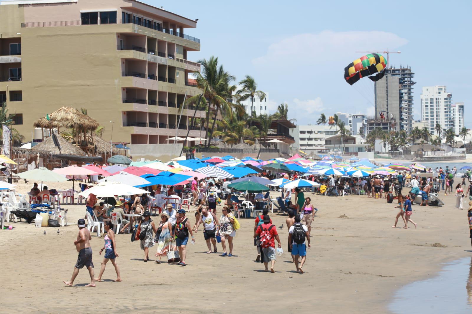 $!Después de la tormenta, bañistas regresan a las playas de Mazatlán