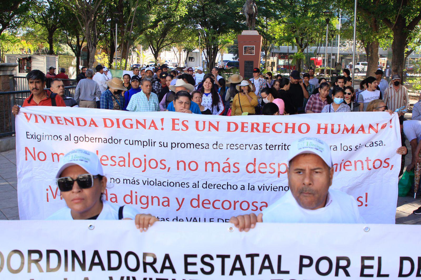 $!Marchan por el Derecho Humano a la Vivienda Digna y las Reservas Territoriales al Congreso del Estado