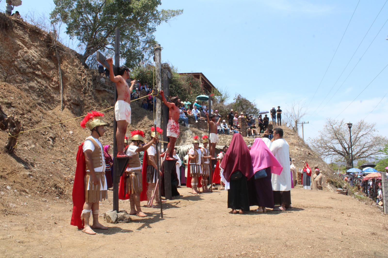 $!Reviven la pasión de Cristo en el ya tradicional Viacrucis viviente, en El Rosario