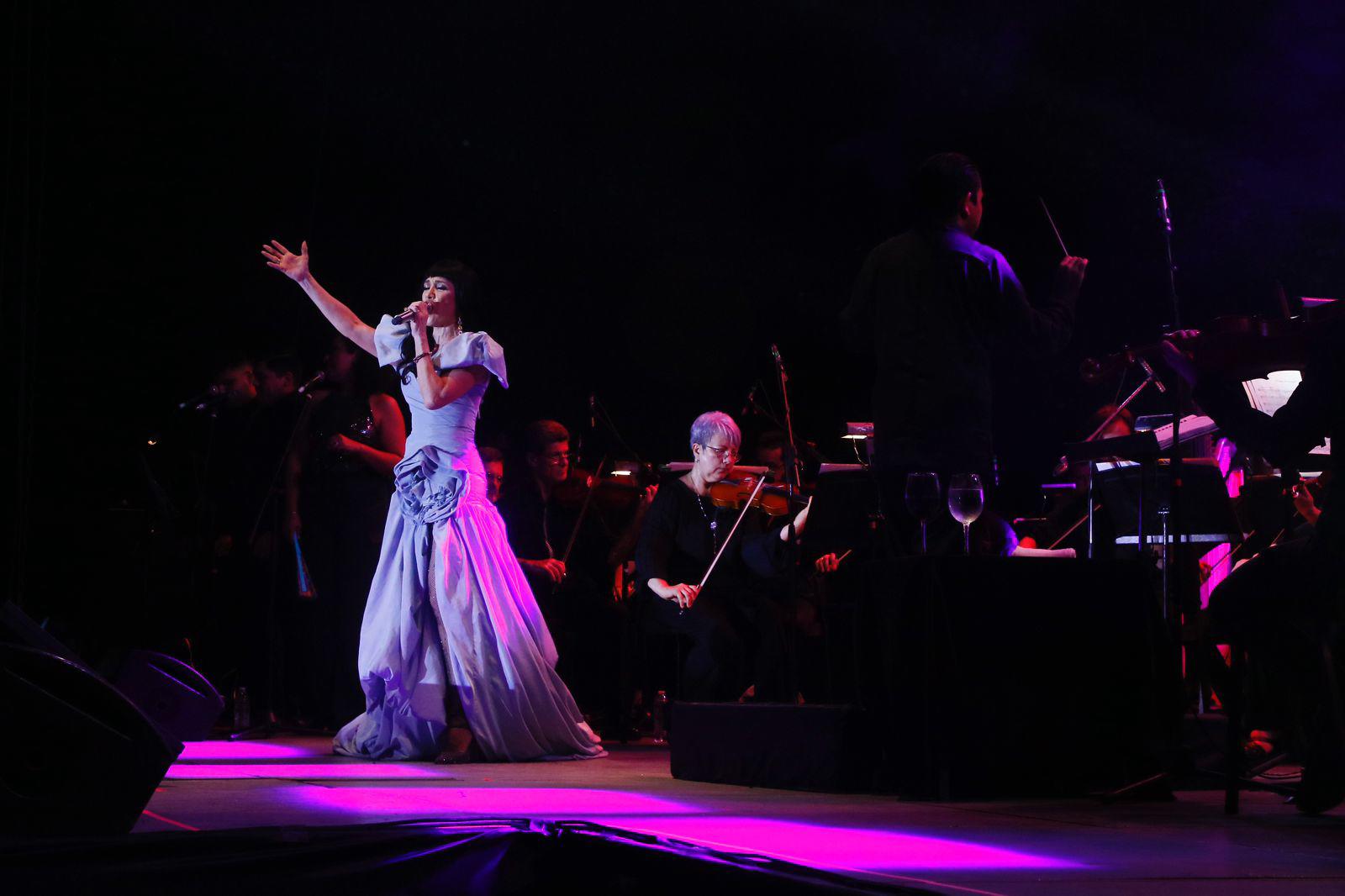$!La cantante y actriz estuvo acompañada por la Orquesta Sinfónica Sinaloa de las Artes.