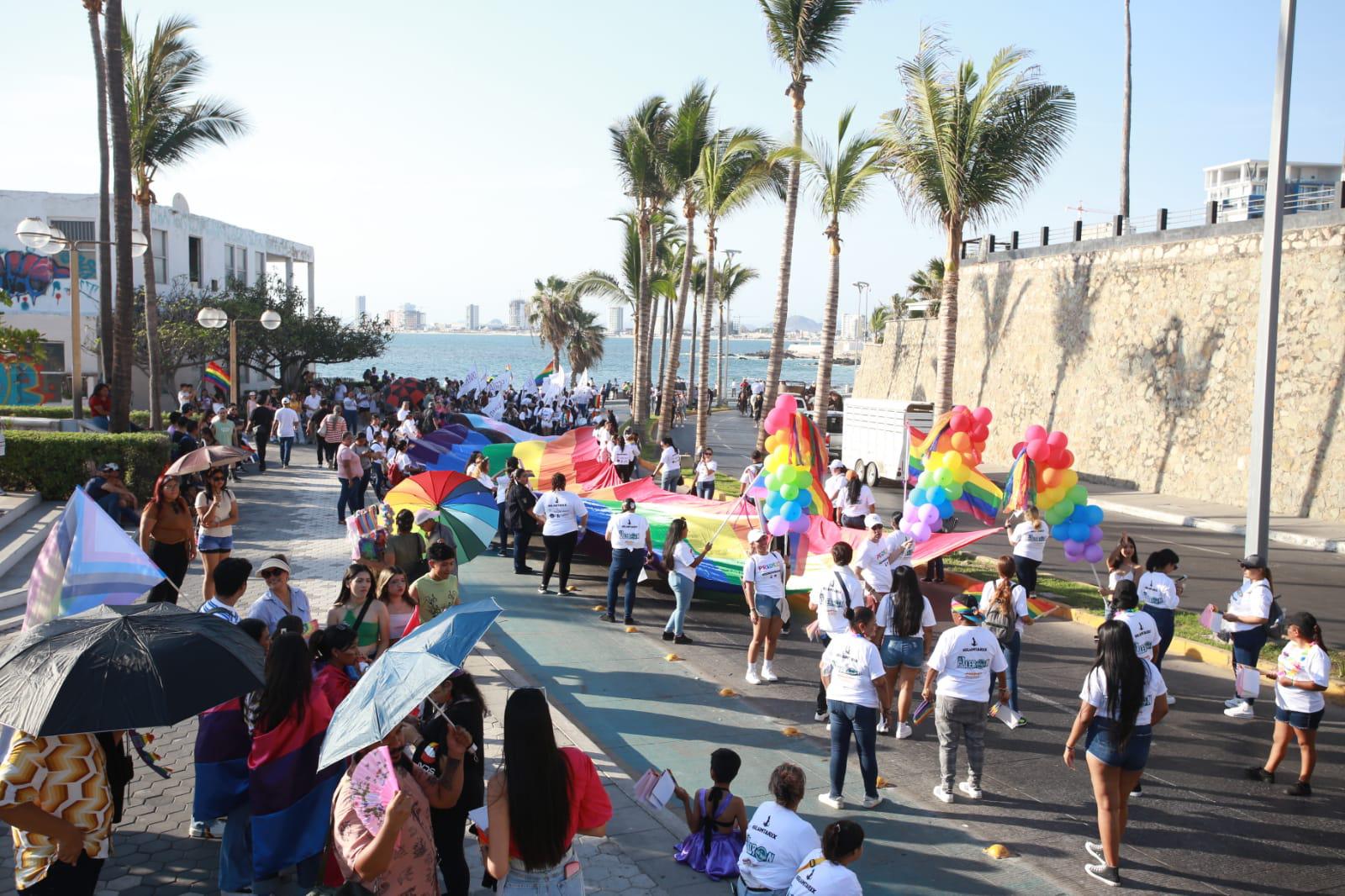 $!Se llena de color el malecón de Mazatlán con marcha de la comunidad LGTB+