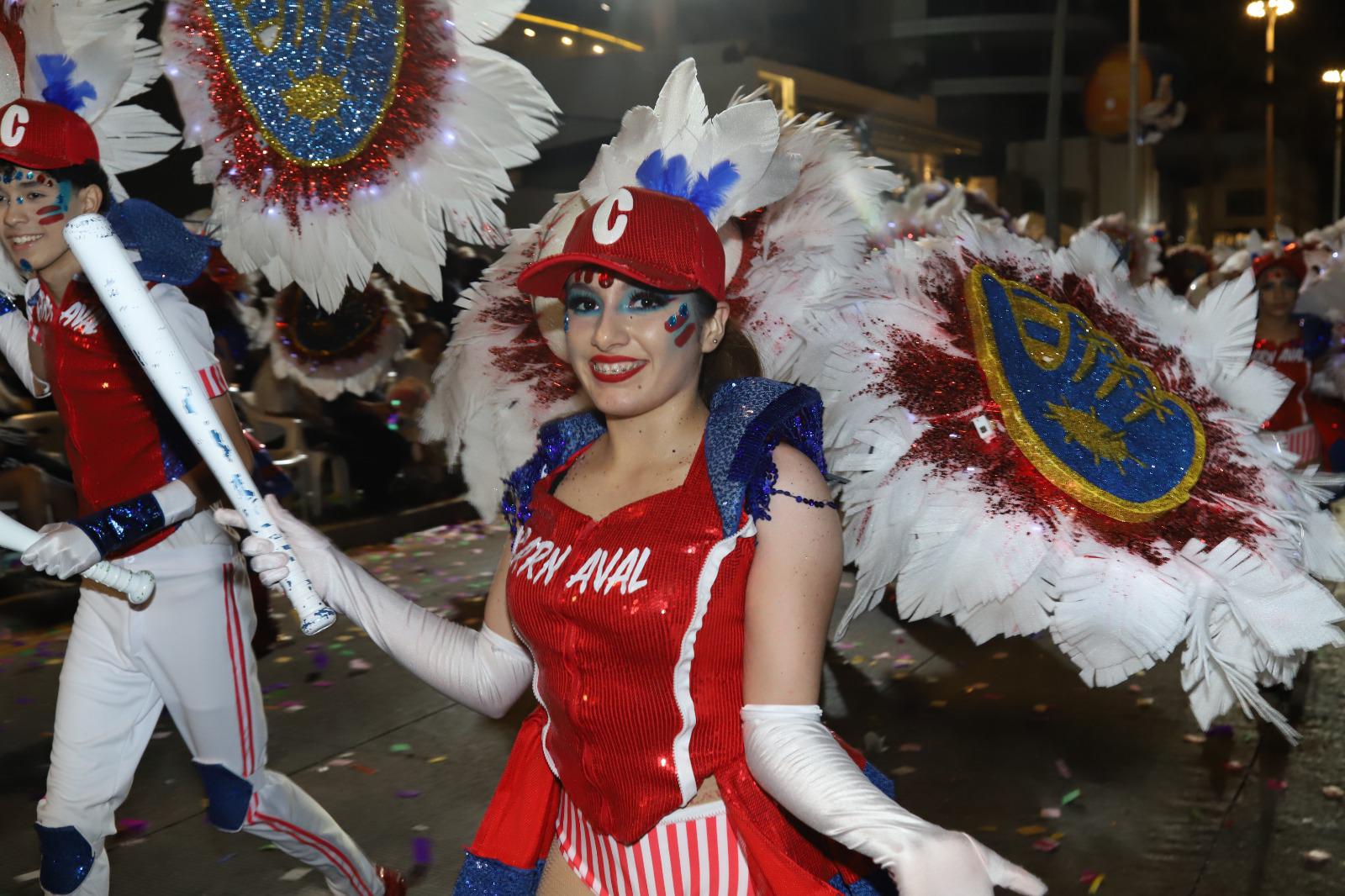$!Más de 500 mil personas llenan el malecón en el primer desfile del Carnaval de Mazatlán 2026