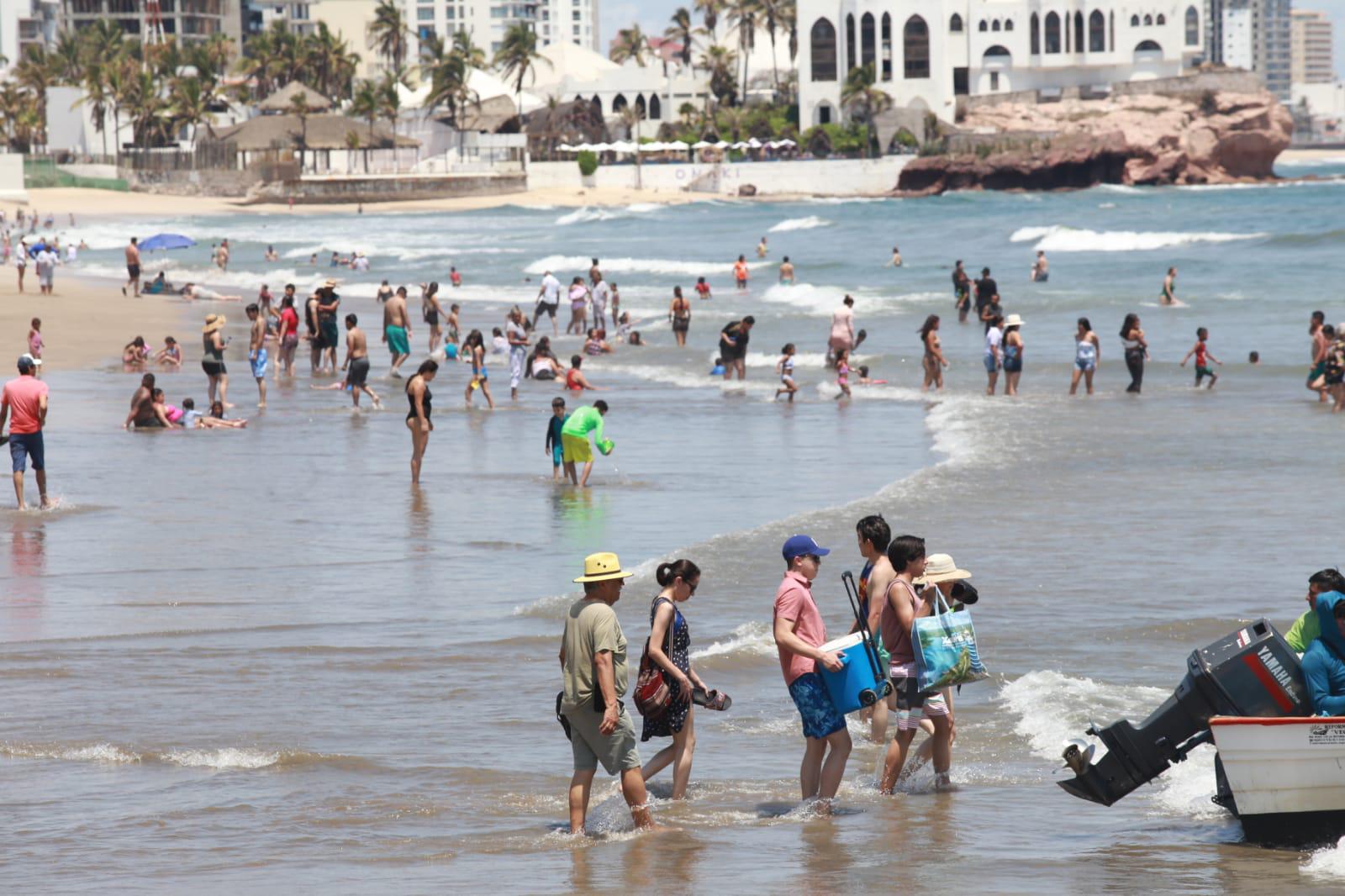 $!Después de la tormenta, bañistas regresan a las playas de Mazatlán