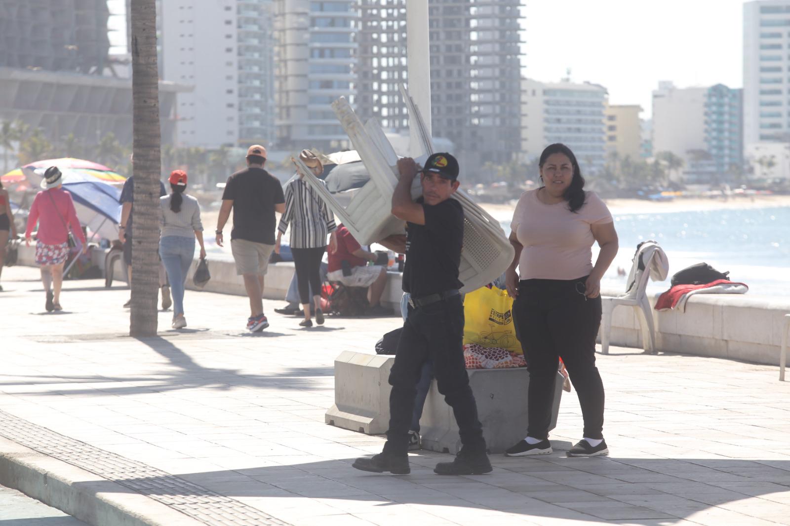 $!Aumentan personas que apartan su lugar en el malecón para el primer desfile del Carnaval