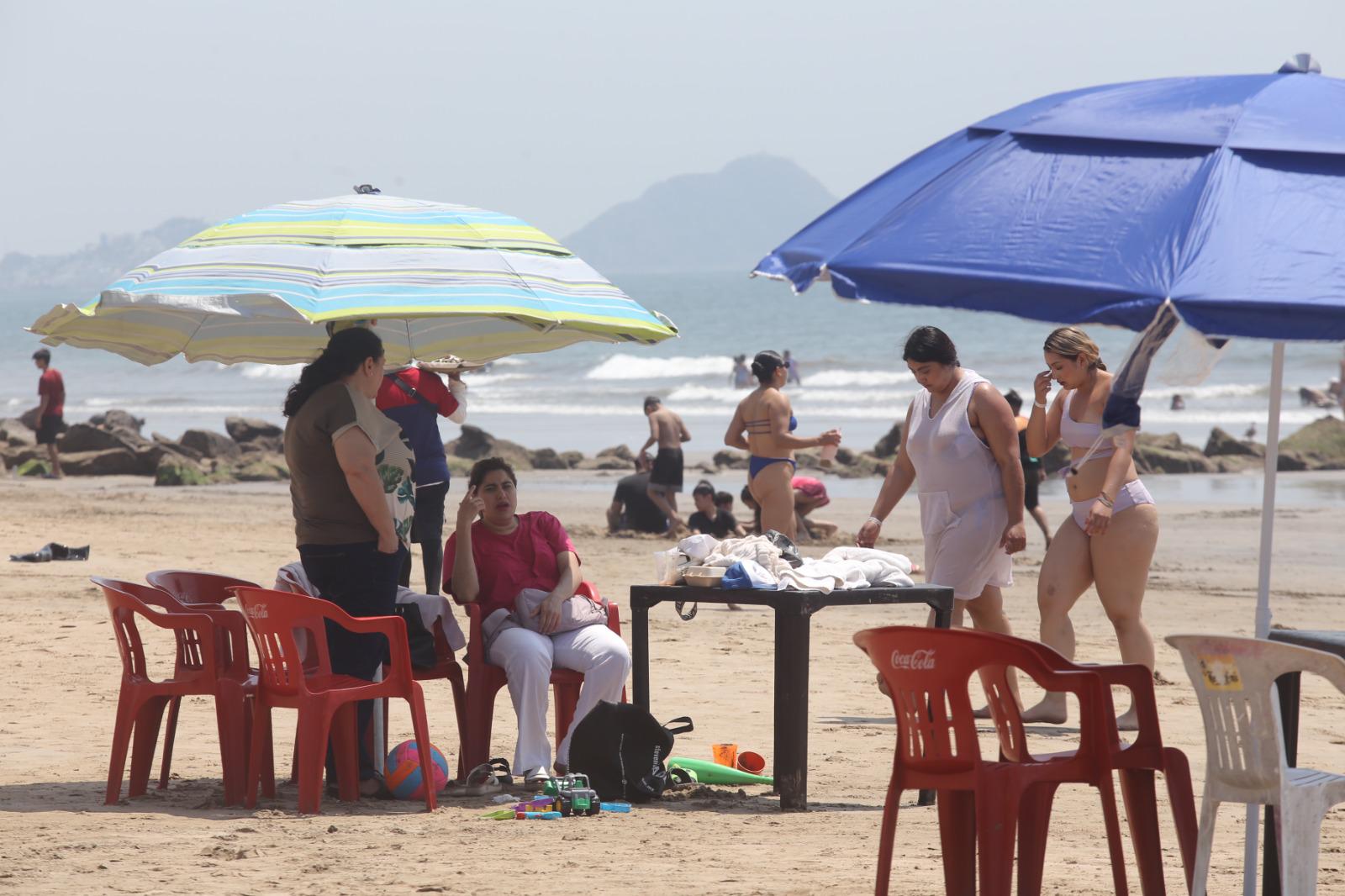 $!Disfrutan cientos de personas de playas y atractivos de Mazatlán en este Domingo de Ramos