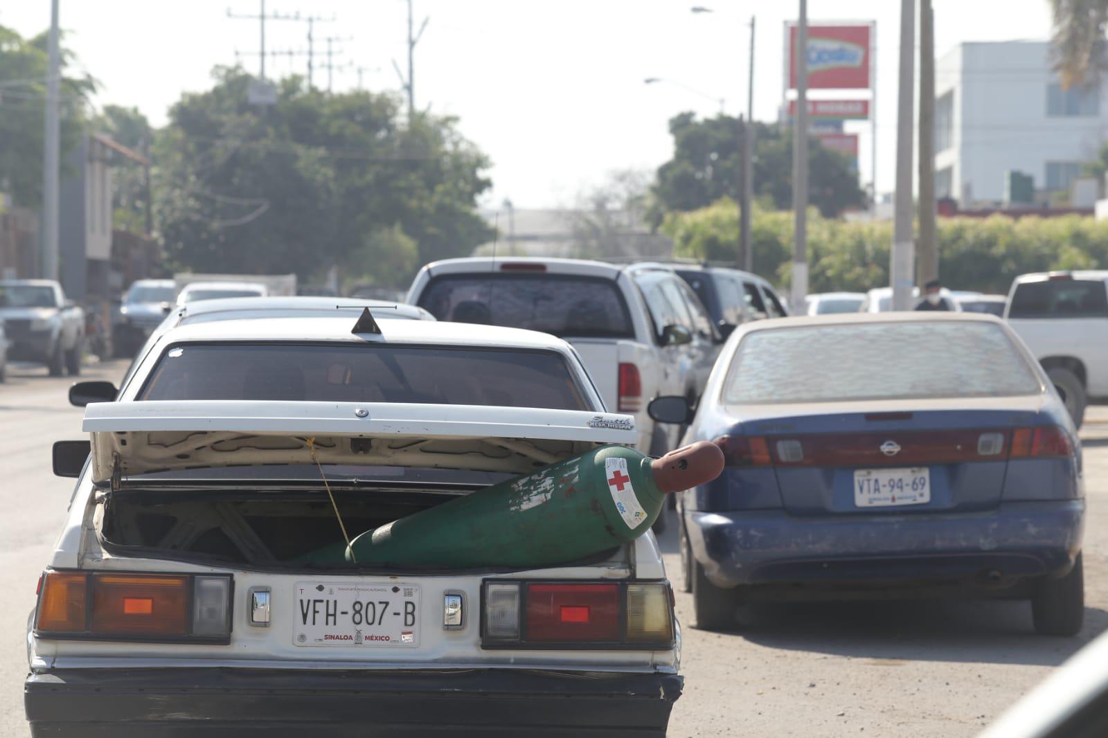 $!Familiares de pacientes con Covid-19 hacen hasta lo imposible por una ‘bocanada’ de oxígeno