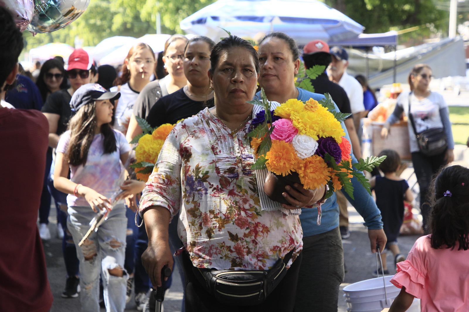 $!Panteones de Culiacán albergan reencuentros familiares en el Día de Muertos