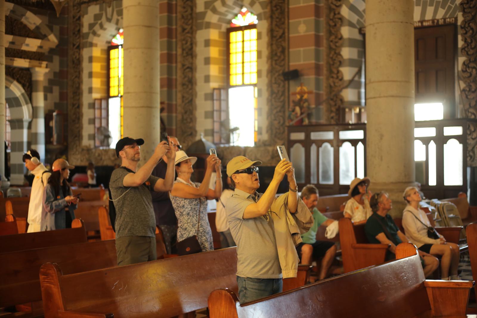 $!Recibe Mazatlán a más de 11 mil visitantes tras llegada de Koningsdam, Norwegian Bliss y Carnival Panorama