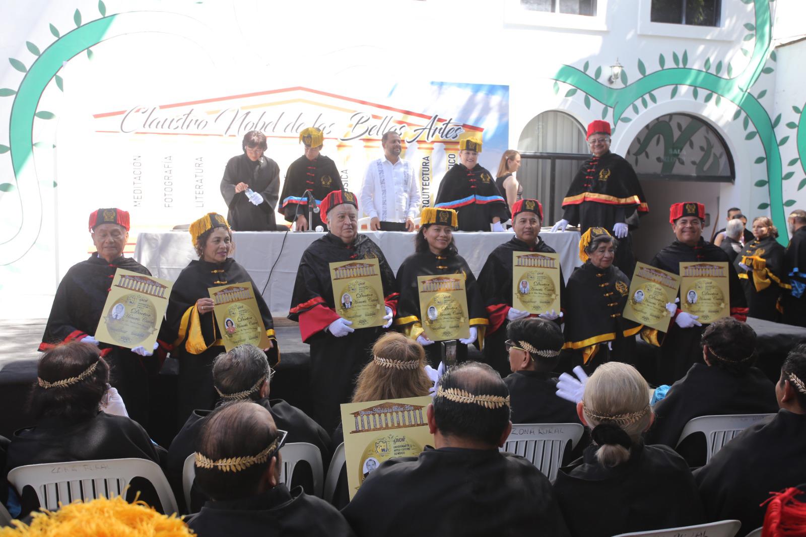 $!Reciben sinaloenses la investidura Doctor Honoris Causa y Doctor de Doctores