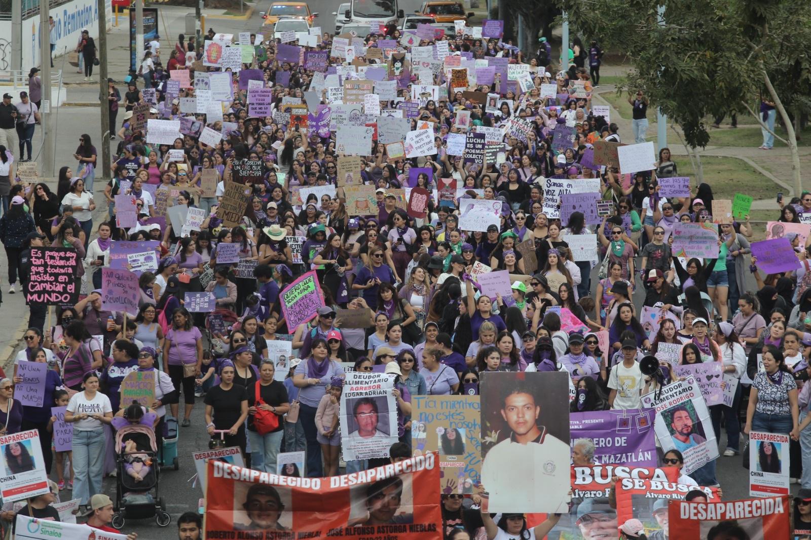 $!Marchan en Mazatlán por el 8M y terminan pintando edificios