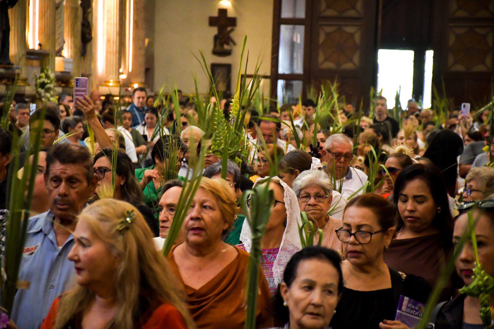 $!Celebran el Domingo de Ramos en Culiacán con misa en la Catedral
