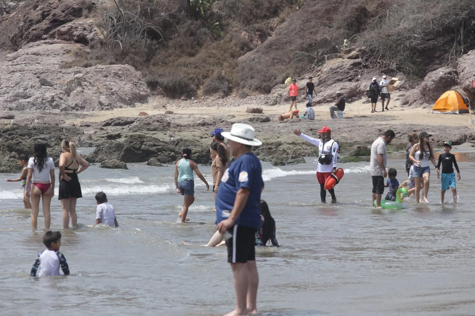 $!Playas de Mazatlán lucen abarrotadas en el Sábado de Gloria