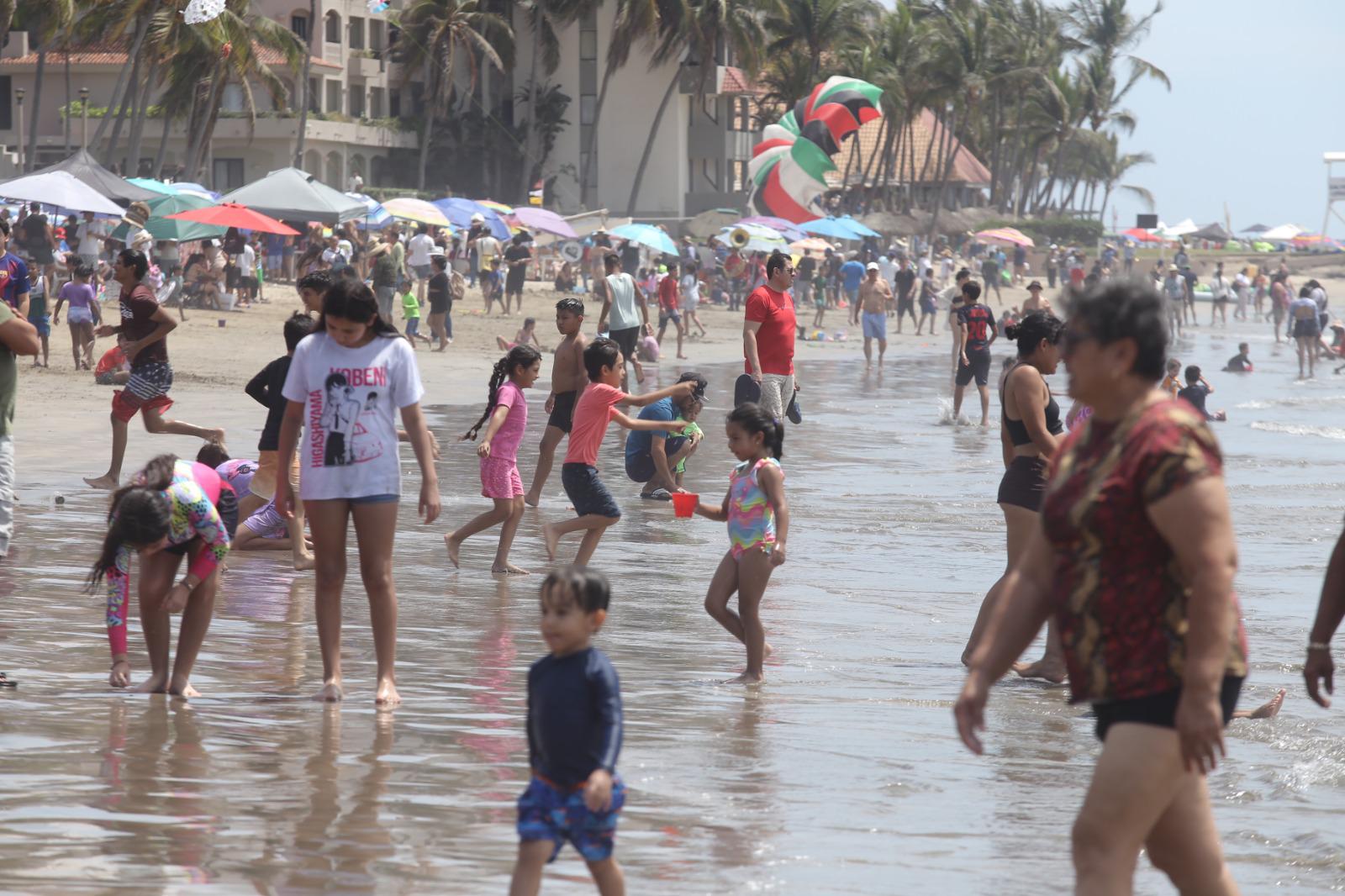 $!Playas de Mazatlán lucen abarrotadas en el Sábado de Gloria