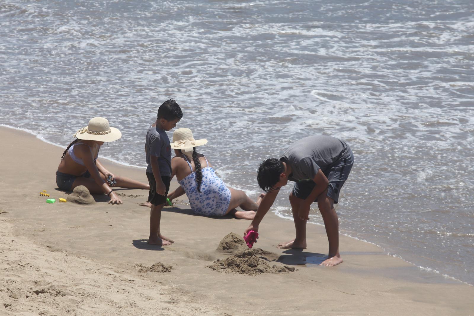 $!Playas de Mazatlán registran constante afluencia de visitantes este sábado